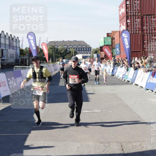 03.10.2025 - Köhlbrandbrückenlauf Jannik Wohlers http://msf.ph/oto/9109764 03.10.2025 13:00:03 Ziel 4261, 4319, 4554, 6368 meine-sportfotos.de