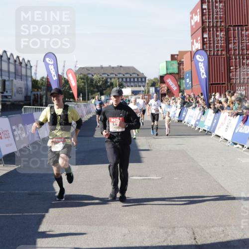 03.10.2025 - Köhlbrandbrückenlauf Jannik Wohlers http://msf.ph/oto/9109770 03.10.2025 13:00:03 Ziel 4261, 4319, 4554, 6368 meine-sportfotos.de