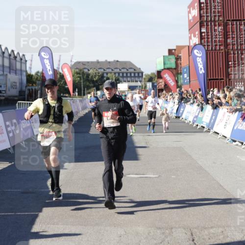 03.10.2025 - Köhlbrandbrückenlauf Jannik Wohlers http://msf.ph/oto/9109779 03.10.2025 13:00:03 Ziel 4261, 4319, 4554, 6368 meine-sportfotos.de