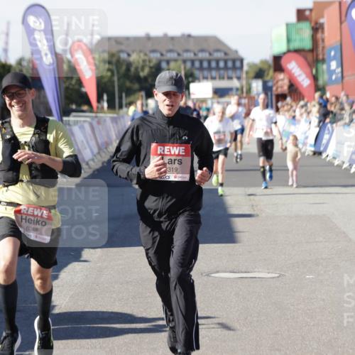03.10.2025 - Köhlbrandbrückenlauf Jannik Wohlers http://msf.ph/oto/9109784 03.10.2025 13:00:03 Ziel 4261, 4319, 4554, 6368 meine-sportfotos.de