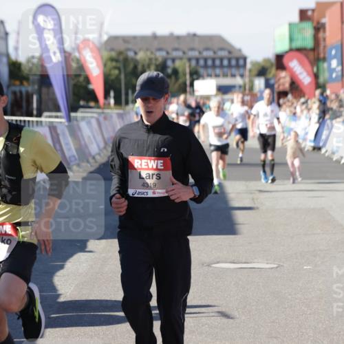 03.10.2025 - Köhlbrandbrückenlauf Jannik Wohlers http://msf.ph/oto/9109816 03.10.2025 13:00:03 Ziel 4261, 4319, 4554, 6368 meine-sportfotos.de