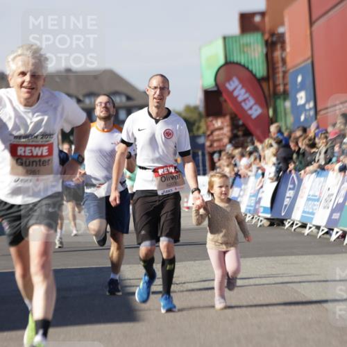 03.10.2025 - Köhlbrandbrückenlauf Jannik Wohlers http://msf.ph/oto/9109838 03.10.2025 13:00:07 Ziel 4020, 4192, 4261, 4319, 6097, 6203, 6368, 6798 meine-sportfotos.de