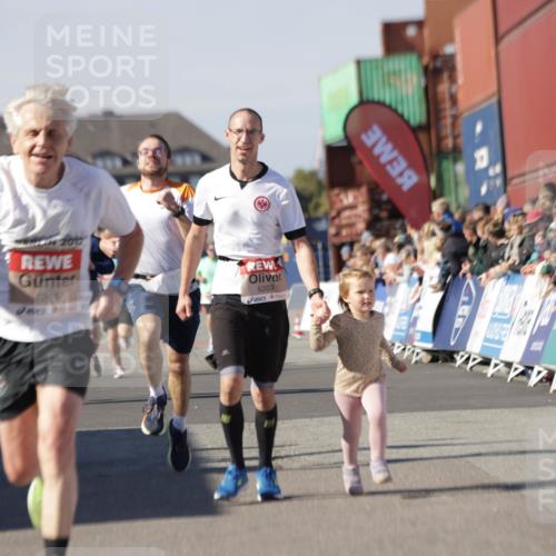 03.10.2025 - Köhlbrandbrückenlauf Jannik Wohlers http://msf.ph/oto/9109846 03.10.2025 13:00:07 Ziel 4020, 4192, 4261, 4319, 6097, 6203, 6368, 6798 meine-sportfotos.de