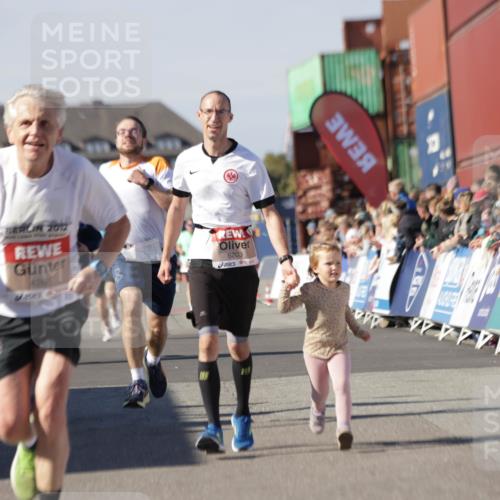 03.10.2025 - Köhlbrandbrückenlauf Jannik Wohlers http://msf.ph/oto/9109854 03.10.2025 13:00:07 Ziel 4020, 4192, 4261, 4319, 6097, 6203, 6368, 6798 meine-sportfotos.de