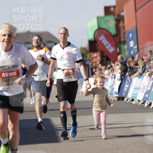 03.10.2025 - Köhlbrandbrückenlauf Jannik Wohlers http://msf.ph/oto/9109860 03.10.2025 13:00:07 Ziel 4020, 4192, 4261, 4319, 6097, 6203, 6368, 6798 meine-sportfotos.de