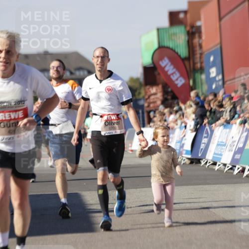 03.10.2025 - Köhlbrandbrückenlauf Jannik Wohlers http://msf.ph/oto/9109867 03.10.2025 13:00:07 Ziel 4020, 4192, 4261, 4319, 6097, 6203, 6368, 6798 meine-sportfotos.de