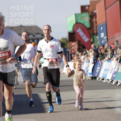 03.10.2025 - Köhlbrandbrückenlauf Jannik Wohlers http://msf.ph/oto/9109874 03.10.2025 13:00:07 Ziel 4020, 4192, 4261, 4319, 6097, 6203, 6368, 6798 meine-sportfotos.de