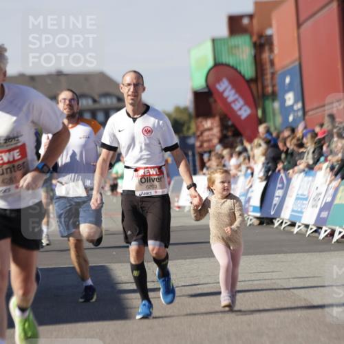 03.10.2025 - Köhlbrandbrückenlauf Jannik Wohlers http://msf.ph/oto/9109881 03.10.2025 13:00:07 Ziel 4020, 4192, 4261, 4319, 6097, 6203, 6368, 6798 meine-sportfotos.de
