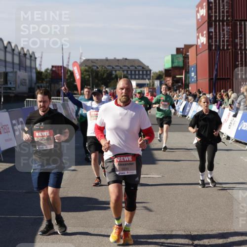 03.10.2025 - Köhlbrandbrückenlauf Jannik Wohlers http://msf.ph/oto/9109893 03.10.2025 13:29:54 Ziel 4714, 4825, 5119, 5120, 5260, 5333, 5369, 5574, 5587, 5621, 5930, 5944, 6066, 6234, 6570, 6698 meine-sportfotos.de