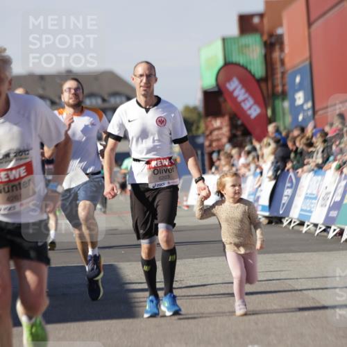 03.10.2025 - Köhlbrandbrückenlauf Jannik Wohlers http://msf.ph/oto/9109899 03.10.2025 13:00:08 Ziel 4020, 4192, 4261, 4319, 6097, 6203, 6368, 6798 meine-sportfotos.de