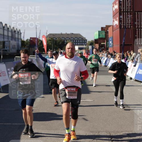 03.10.2025 - Köhlbrandbrückenlauf Jannik Wohlers http://msf.ph/oto/9109902 03.10.2025 13:29:54 Ziel 4714, 4825, 5119, 5120, 5260, 5333, 5369, 5574, 5587, 5621, 5930, 5944, 6066, 6234, 6570, 6698 meine-sportfotos.de