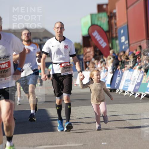 03.10.2025 - Köhlbrandbrückenlauf Jannik Wohlers http://msf.ph/oto/9109905 03.10.2025 13:00:08 Ziel 4020, 4192, 4261, 4319, 6097, 6203, 6368, 6798 meine-sportfotos.de