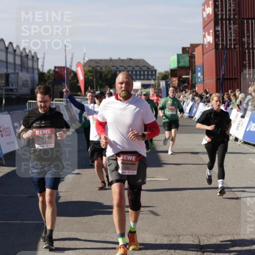 03.10.2025 - Köhlbrandbrückenlauf Jannik Wohlers http://msf.ph/oto/9109907 03.10.2025 13:29:54 Ziel 4714, 4825, 5119, 5120, 5260, 5333, 5369, 5574, 5587, 5621, 5930, 5944, 6066, 6234, 6570, 6698 meine-sportfotos.de