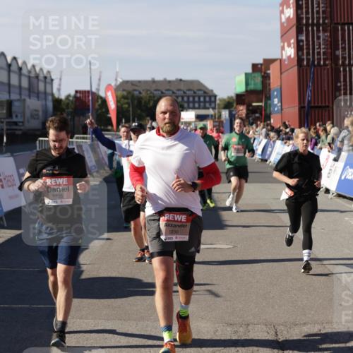 03.10.2025 - Köhlbrandbrückenlauf Jannik Wohlers http://msf.ph/oto/9109914 03.10.2025 13:29:54 Ziel 4714, 4825, 5119, 5120, 5260, 5333, 5369, 5574, 5587, 5621, 5930, 5944, 6066, 6234, 6570, 6698 meine-sportfotos.de