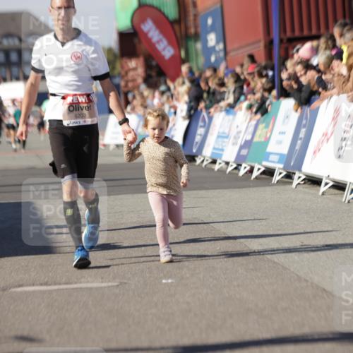 03.10.2025 - Köhlbrandbrückenlauf Jannik Wohlers http://msf.ph/oto/9109918 03.10.2025 13:00:08 Ziel 4020, 4192, 4261, 4319, 6097, 6203, 6368, 6798 meine-sportfotos.de