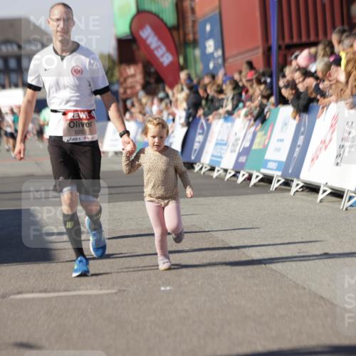 03.10.2025 - Köhlbrandbrückenlauf Jannik Wohlers http://msf.ph/oto/9109925 03.10.2025 13:00:08 Ziel 4020, 4192, 4261, 4319, 6097, 6203, 6368, 6798 meine-sportfotos.de