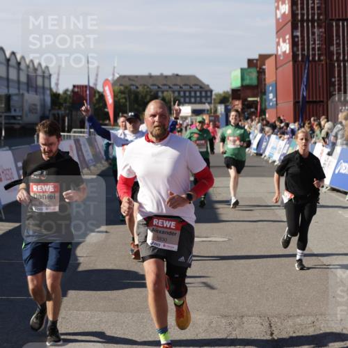 03.10.2025 - Köhlbrandbrückenlauf Jannik Wohlers http://msf.ph/oto/9109930 03.10.2025 13:29:54 Ziel 4714, 4825, 5119, 5120, 5260, 5333, 5369, 5574, 5587, 5621, 5930, 5944, 6066, 6234, 6570, 6698 meine-sportfotos.de