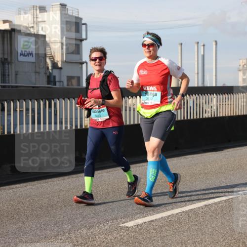 03.10.2025 - Köhlbrandbrückenlauf Lena Gebhardt http://msf.ph/oto/9109932 03.10.2025 10:14:49 Position 2 3413, 3412 meine-sportfotos.de