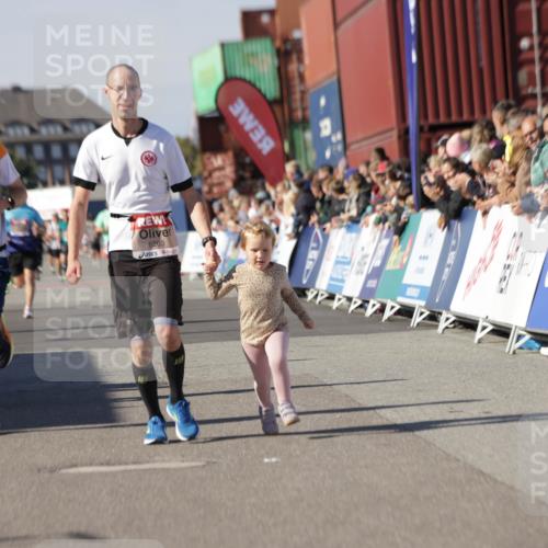 03.10.2025 - Köhlbrandbrückenlauf Jannik Wohlers http://msf.ph/oto/9109934 03.10.2025 13:00:08 Ziel 4020, 4192, 4261, 4319, 6097, 6203, 6368, 6798 meine-sportfotos.de
