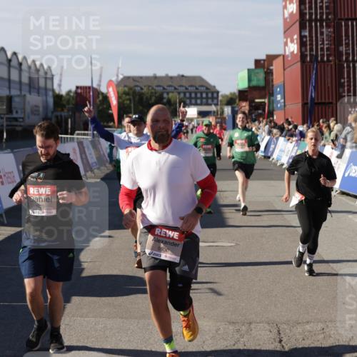 03.10.2025 - Köhlbrandbrückenlauf Jannik Wohlers http://msf.ph/oto/9109938 03.10.2025 13:29:54 Ziel 4714, 4825, 5119, 5120, 5260, 5333, 5369, 5574, 5587, 5621, 5930, 5944, 6066, 6234, 6570, 6698 meine-sportfotos.de