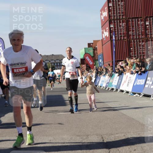 03.10.2025 - Köhlbrandbrückenlauf Jannik Wohlers http://msf.ph/oto/9109949 03.10.2025 13:00:09 Ziel 4020, 4192, 4261, 4319, 6097, 6203, 6368, 6798 meine-sportfotos.de
