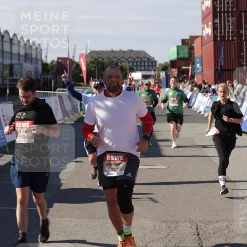 03.10.2025 - Köhlbrandbrückenlauf Jannik Wohlers http://msf.ph/oto/9109954 03.10.2025 13:29:54 Ziel 4714, 4825, 5119, 5120, 5260, 5333, 5369, 5574, 5587, 5621, 5930, 5944, 6066, 6234, 6570, 6698 meine-sportfotos.de