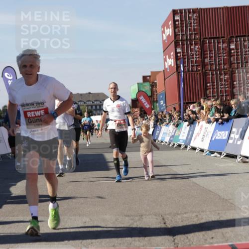 03.10.2025 - Köhlbrandbrückenlauf Jannik Wohlers http://msf.ph/oto/9109957 03.10.2025 13:00:09 Ziel 4020, 4192, 4261, 4319, 6097, 6203, 6368, 6798 meine-sportfotos.de