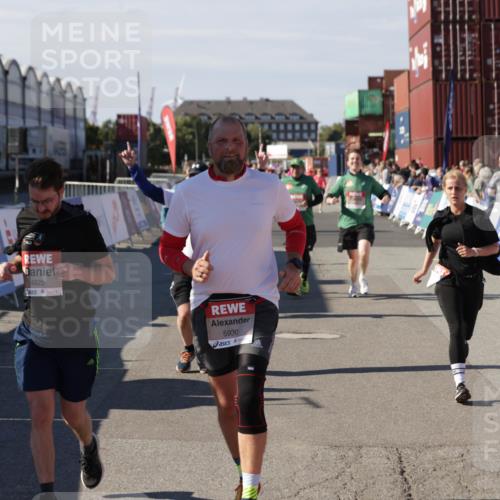 03.10.2025 - Köhlbrandbrückenlauf Jannik Wohlers http://msf.ph/oto/9109959 03.10.2025 13:29:54 Ziel 4714, 4825, 5119, 5120, 5260, 5333, 5369, 5574, 5587, 5621, 5930, 5944, 6066, 6234, 6570, 6698 meine-sportfotos.de