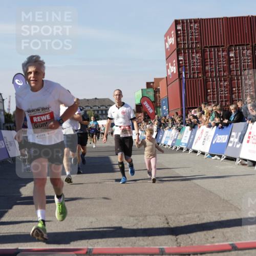 03.10.2025 - Köhlbrandbrückenlauf Jannik Wohlers http://msf.ph/oto/9109963 03.10.2025 13:00:09 Ziel 4020, 4192, 4261, 4319, 6097, 6203, 6368, 6798 meine-sportfotos.de