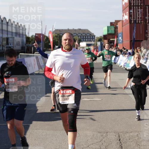 03.10.2025 - Köhlbrandbrückenlauf Jannik Wohlers http://msf.ph/oto/9109966 03.10.2025 13:29:54 Ziel 4714, 4825, 5119, 5120, 5260, 5333, 5369, 5574, 5587, 5621, 5930, 5944, 6066, 6234, 6570, 6698 meine-sportfotos.de