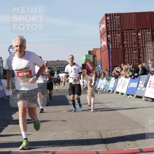 03.10.2025 - Köhlbrandbrückenlauf Jannik Wohlers http://msf.ph/oto/9109968 03.10.2025 13:00:09 Ziel 4020, 4192, 4261, 4319, 6097, 6203, 6368, 6798 meine-sportfotos.de