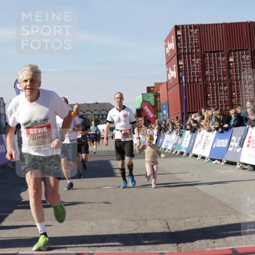 03.10.2025 - Köhlbrandbrückenlauf Jannik Wohlers http://msf.ph/oto/9109976 03.10.2025 13:00:09 Ziel 4020, 4192, 4261, 4319, 6097, 6203, 6368, 6798 meine-sportfotos.de