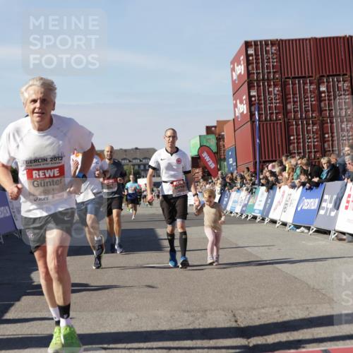 03.10.2025 - Köhlbrandbrückenlauf Jannik Wohlers http://msf.ph/oto/9109991 03.10.2025 13:00:09 Ziel 4020, 4192, 4261, 4319, 6097, 6203, 6368, 6798 meine-sportfotos.de