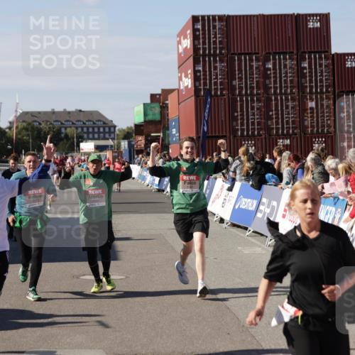 03.10.2025 - Köhlbrandbrückenlauf Jannik Wohlers http://msf.ph/oto/9109994 03.10.2025 13:29:56 Ziel 4714, 4825, 5260, 5333, 5369, 5574, 5587, 5621, 5930, 5944, 6066, 6234, 6570, 6698 meine-sportfotos.de