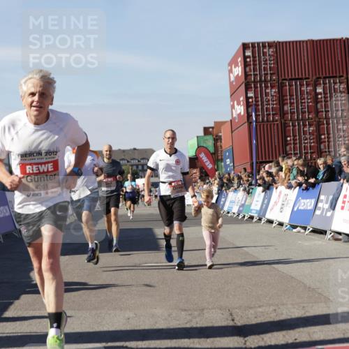 03.10.2025 - Köhlbrandbrückenlauf Jannik Wohlers http://msf.ph/oto/9109999 03.10.2025 13:00:09 Ziel 4020, 4192, 4261, 4319, 6097, 6203, 6368, 6798 meine-sportfotos.de
