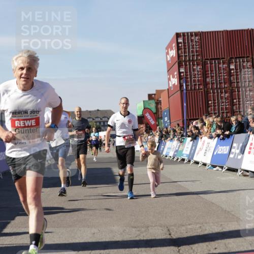 03.10.2025 - Köhlbrandbrückenlauf Jannik Wohlers http://msf.ph/oto/9110003 03.10.2025 13:00:09 Ziel 4020, 4192, 4261, 4319, 6097, 6203, 6368, 6798 meine-sportfotos.de