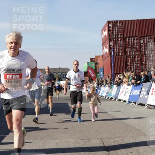 03.10.2025 - Köhlbrandbrückenlauf Jannik Wohlers http://msf.ph/oto/9110009 03.10.2025 13:00:09 Ziel 4020, 4192, 4261, 4319, 6097, 6203, 6368, 6798 meine-sportfotos.de