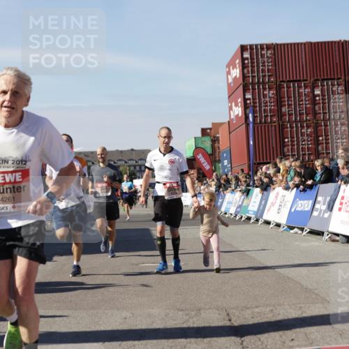 03.10.2025 - Köhlbrandbrückenlauf Jannik Wohlers http://msf.ph/oto/9110024 03.10.2025 13:00:09 Ziel 4020, 4192, 4261, 4319, 6097, 6203, 6368, 6798 meine-sportfotos.de