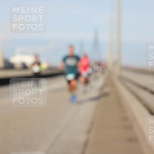 03.10.2025 - Köhlbrandbrückenlauf Lena Gebhardt http://msf.ph/oto/9110025 03.10.2025 09:41:30 Position 2  meine-sportfotos.de