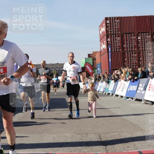 03.10.2025 - Köhlbrandbrückenlauf Jannik Wohlers http://msf.ph/oto/9110033 03.10.2025 13:00:09 Ziel 4020, 4192, 4261, 4319, 6097, 6203, 6368, 6798 meine-sportfotos.de