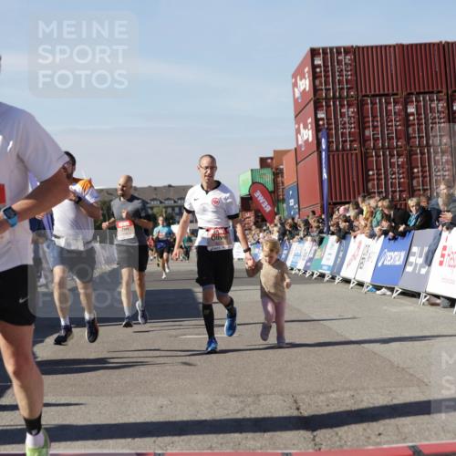 03.10.2025 - Köhlbrandbrückenlauf Jannik Wohlers http://msf.ph/oto/9110042 03.10.2025 13:00:09 Ziel 4020, 4192, 4261, 4319, 6097, 6203, 6368, 6798 meine-sportfotos.de