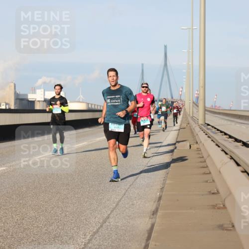 03.10.2025 - Köhlbrandbrückenlauf Lena Gebhardt http://msf.ph/oto/9110043 03.10.2025 09:41:30 Position 2 2024, 3223 meine-sportfotos.de