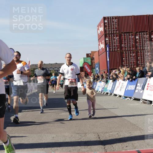 03.10.2025 - Köhlbrandbrückenlauf Jannik Wohlers http://msf.ph/oto/9110056 03.10.2025 13:00:09 Ziel 4020, 4192, 4261, 4319, 6097, 6203, 6368, 6798 meine-sportfotos.de
