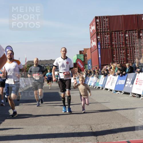 03.10.2025 - Köhlbrandbrückenlauf Jannik Wohlers http://msf.ph/oto/9110064 03.10.2025 13:00:10 Ziel 4020, 4192, 4261, 4319, 6097, 6203, 6368, 6798 meine-sportfotos.de