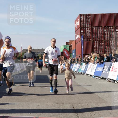 03.10.2025 - Köhlbrandbrückenlauf Jannik Wohlers http://msf.ph/oto/9110073 03.10.2025 13:00:10 Ziel 4020, 4192, 4261, 4319, 6097, 6203, 6368, 6798 meine-sportfotos.de