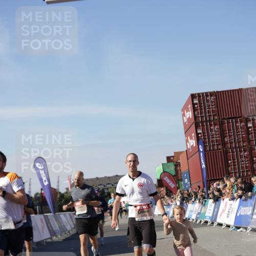 03.10.2025 - Köhlbrandbrückenlauf Jannik Wohlers http://msf.ph/oto/9110079 03.10.2025 13:00:10 Ziel 4020, 4192, 4261, 4319, 6097, 6203, 6368, 6798 meine-sportfotos.de