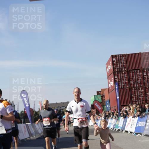 03.10.2025 - Köhlbrandbrückenlauf Jannik Wohlers http://msf.ph/oto/9110087 03.10.2025 13:00:10 Ziel 4020, 4192, 4261, 4319, 6097, 6203, 6368, 6798 meine-sportfotos.de