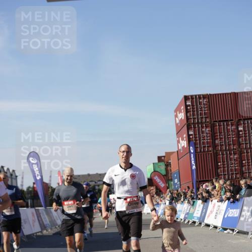 03.10.2025 - Köhlbrandbrückenlauf Jannik Wohlers http://msf.ph/oto/9110099 03.10.2025 13:00:10 Ziel 4020, 4192, 4261, 4319, 6097, 6203, 6368, 6798 meine-sportfotos.de
