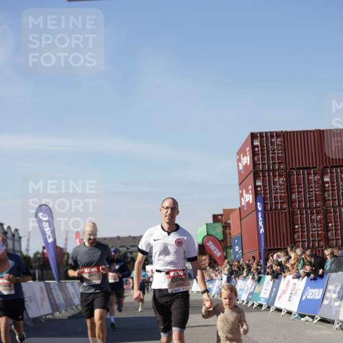 03.10.2025 - Köhlbrandbrückenlauf Jannik Wohlers http://msf.ph/oto/9110106 03.10.2025 13:00:10 Ziel 4020, 4192, 4261, 4319, 6097, 6203, 6368, 6798 meine-sportfotos.de