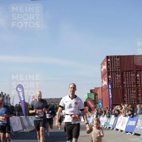 03.10.2025 - Köhlbrandbrückenlauf Jannik Wohlers http://msf.ph/oto/9110112 03.10.2025 13:00:10 Ziel 4020, 4192, 4261, 4319, 6097, 6203, 6368, 6798 meine-sportfotos.de